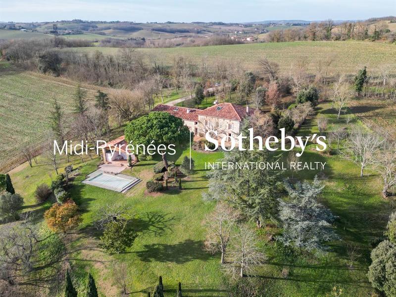 Maison - 440 m² - 12 pièces