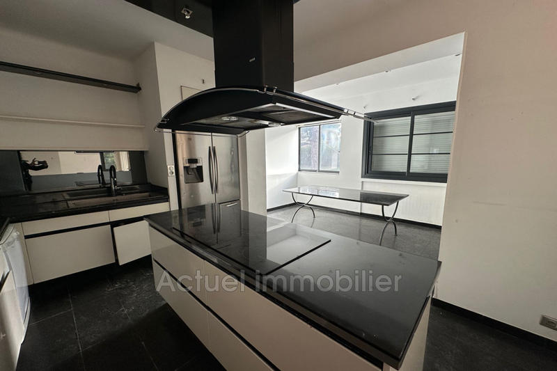 Propriété - 300 m² - 8 pièces