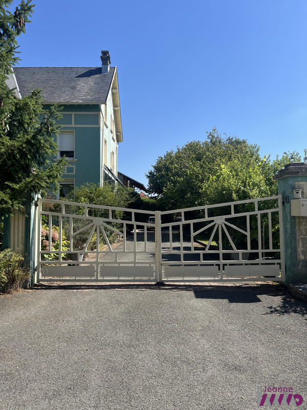 Maison - 210 m² - 7 pièces