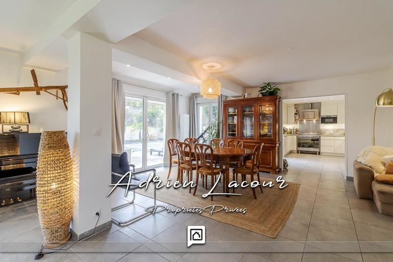 Maison - 222 m² - 12 pièces