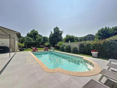 Maison - 230 m² - 6 pièces