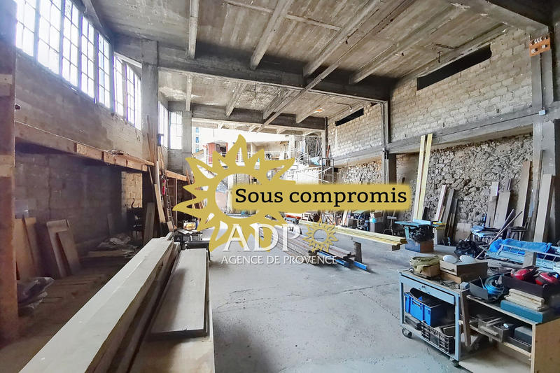 Local commercial - 921 m²