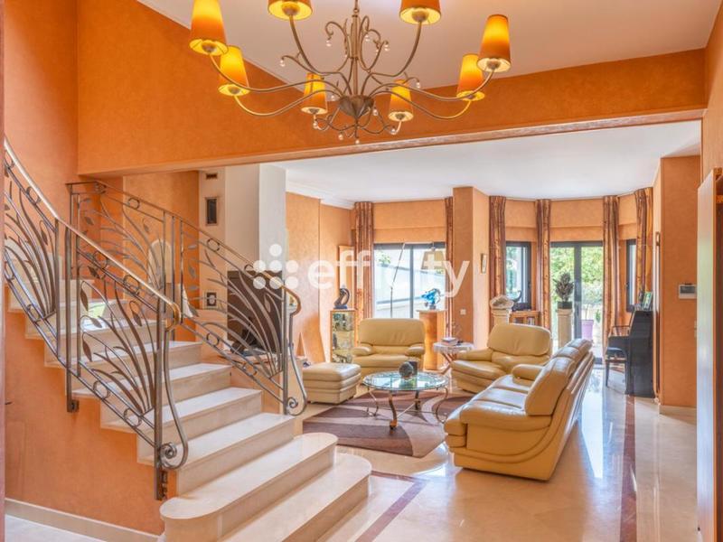 Pavillon - 327 m² - 6 pièces