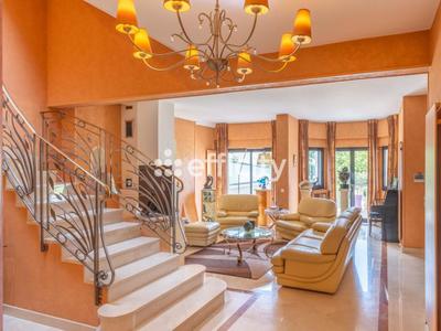 Pavillon - 327 m² - 6 pièces