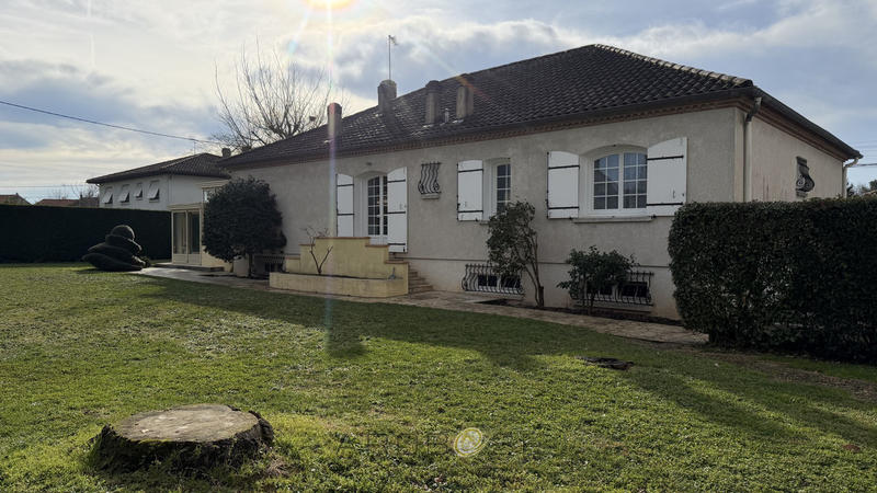 Maison traditionnelle - 220 m² - 7 pièces