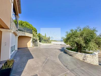 Maison - 228 m² - 9 pièces