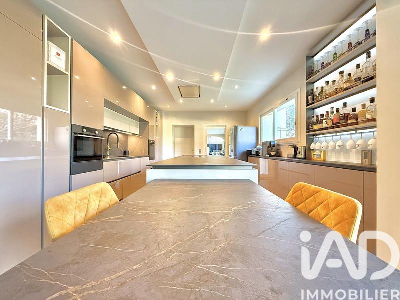 Maison - 365 m² - 11 pièces