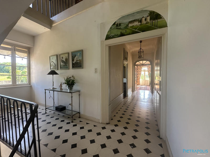 Maison - 305 m² - 9 pièces