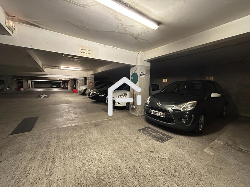 Parking / Garage - 69 m²