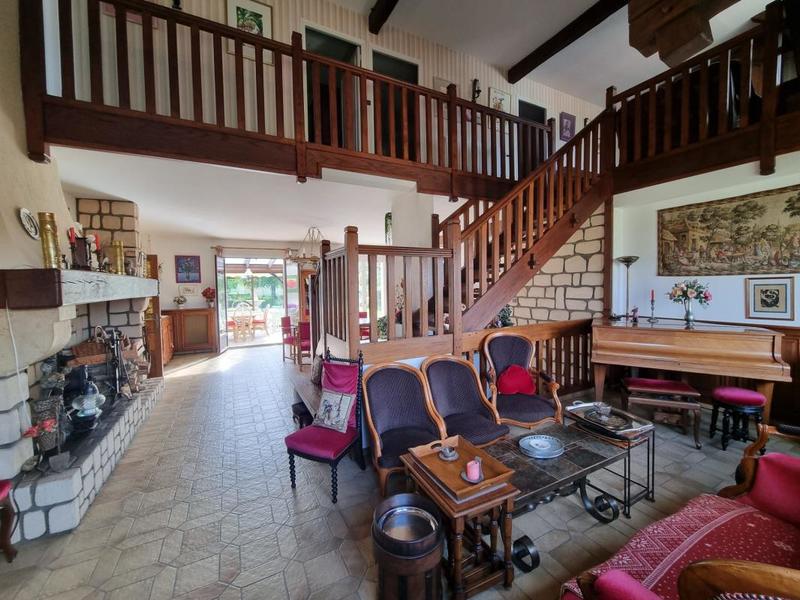 Maison - 221 m² - 8 pièces