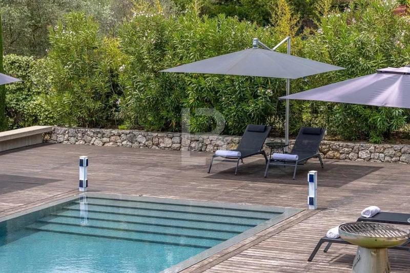 Maison - 480 m² - 8 pièces