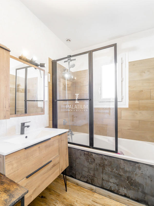 Maison - 219 m² - 8 pièces