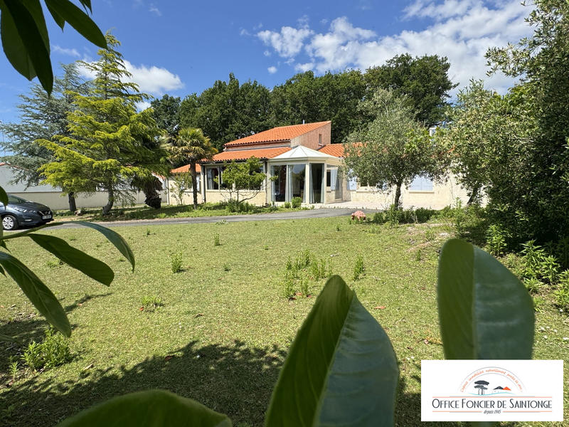 Maison traditionnelle - 240 m² - 8 pièces