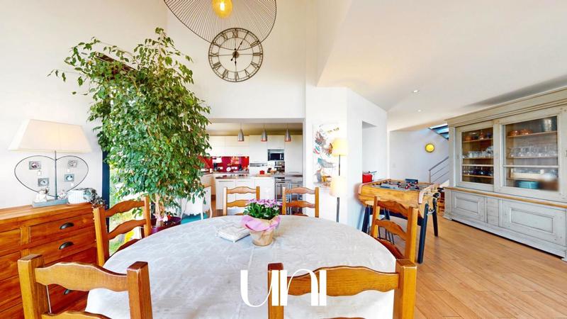 Maison - 237 m² - 7 pièces