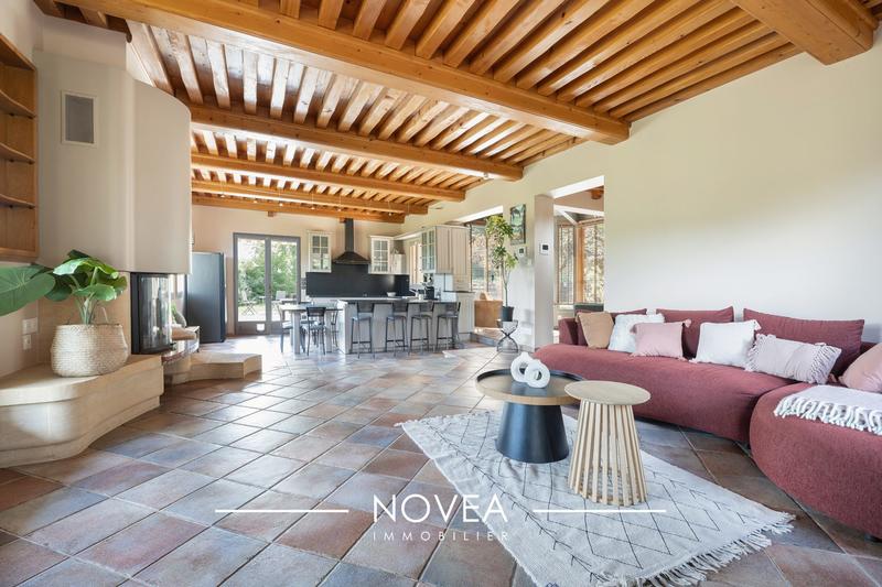 Maison - 220 m² - 9 pièces