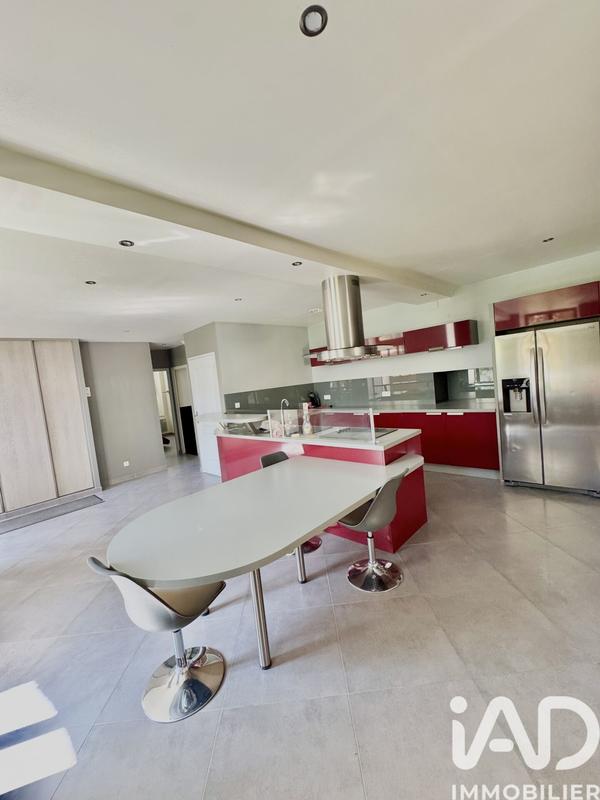 Maison - 240 m² - 8 pièces