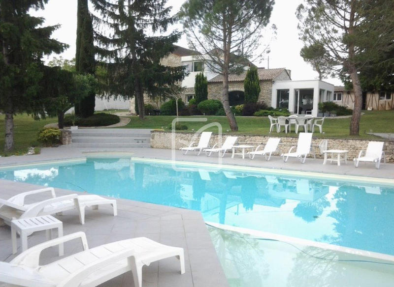 Maison - 290 m² - 11 pièces