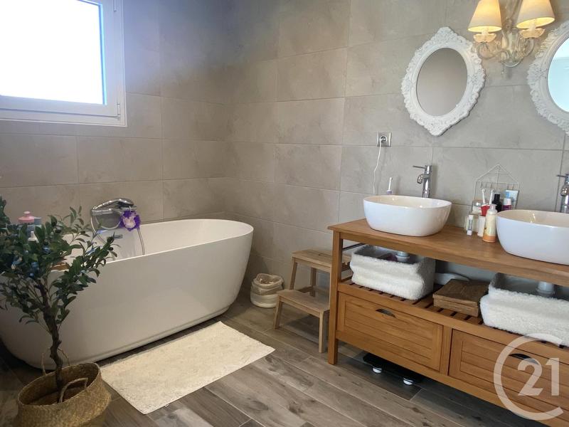 Maison - 242 m² - 8 pièces