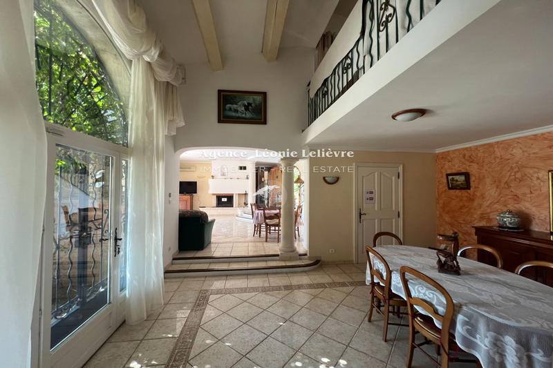 Maison - 220 m² - 6 pièces