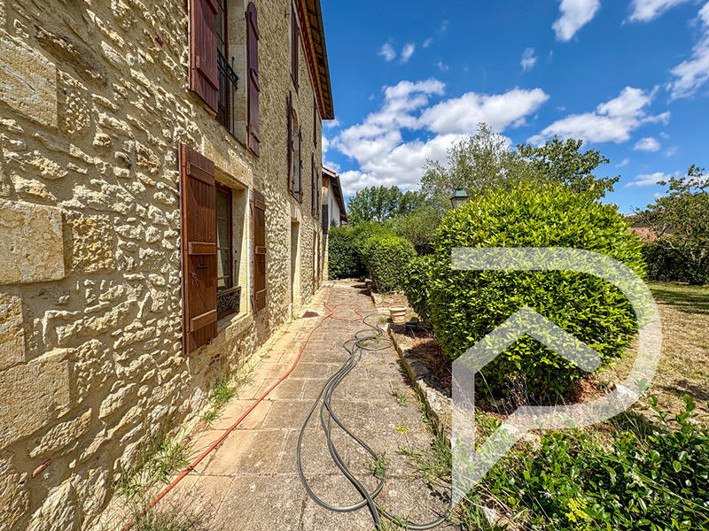 Maison - 240 m² - 6 pièces