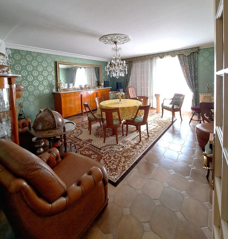 Maison - 242 m² - 8 pièces