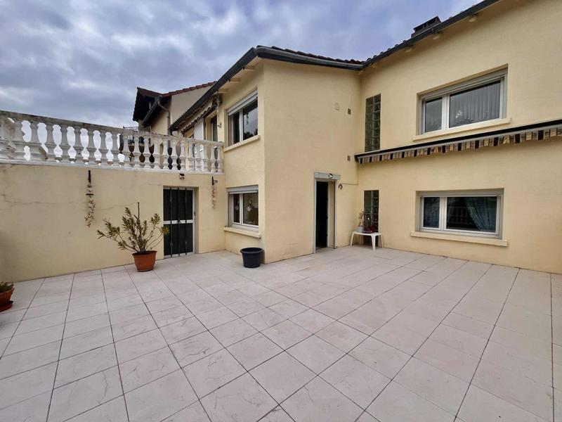Maison - 215 m² - 12 pièces