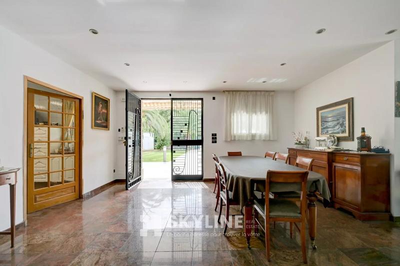 Villa - 285 m² - 9 pièces