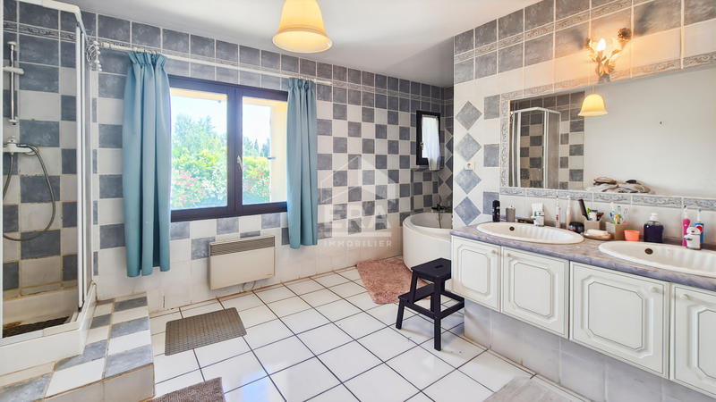 Maison - 385 m² - 12 pièces