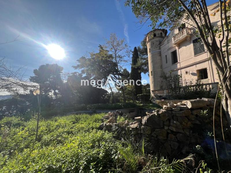 Maison - 740 m² - 18 pièces