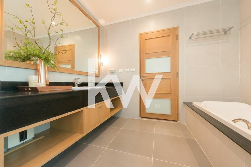 Appartement - 99 m² - 5 pièces