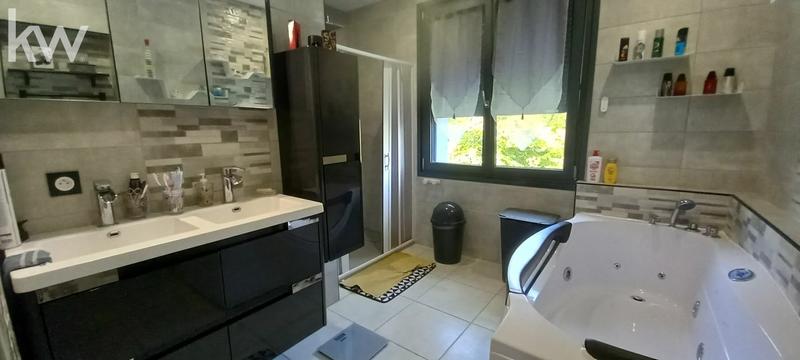 Pavillon - 215 m² - 8 pièces