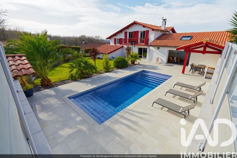 Maison - 225 m² - 9 pièces