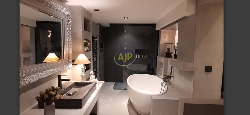 Maison - 262 m² - 6 pièces