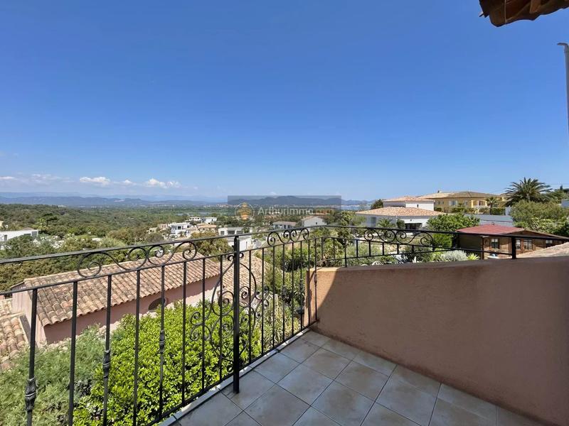 Maison - 220 m² - 6 pièces