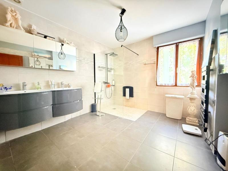 Maison - 250 m² - 6 pièces