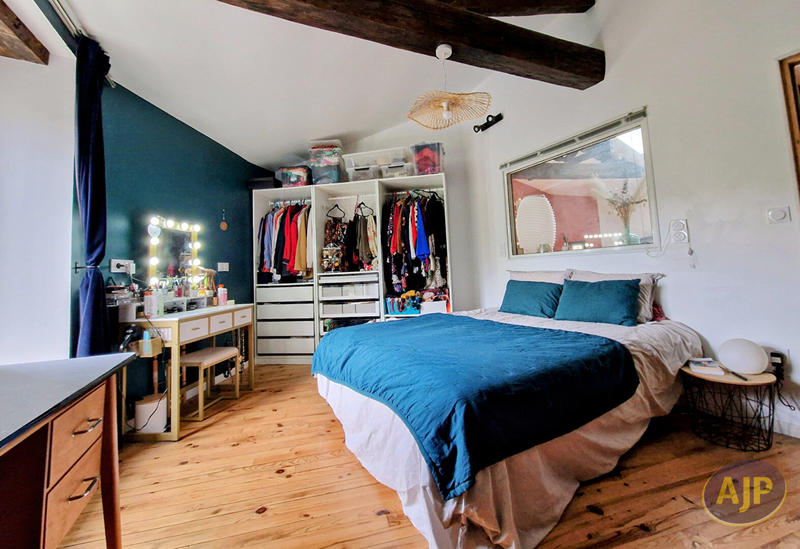 Maison - 235 m² - 9 pièces