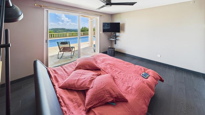 Propriété - 252 m² - 9 pièces