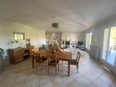 Maison - 223 m² - 8 pièces