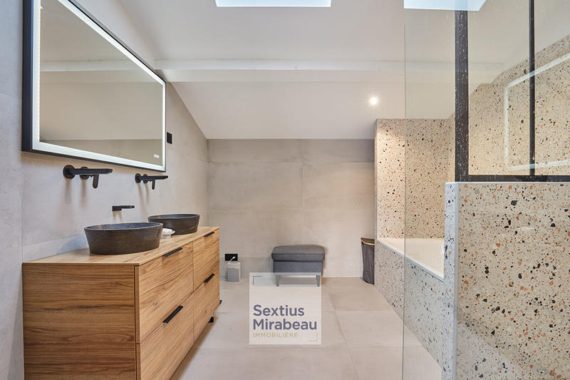 Maison - 245 m² - 9 pièces