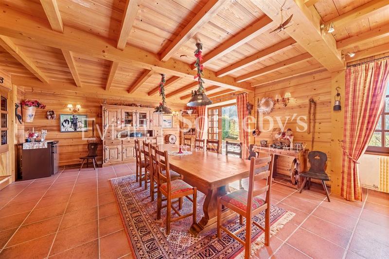 Maison - 300 m² - 11 pièces