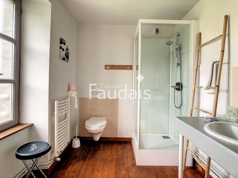 Maison - 1 014 m² - 34 pièces