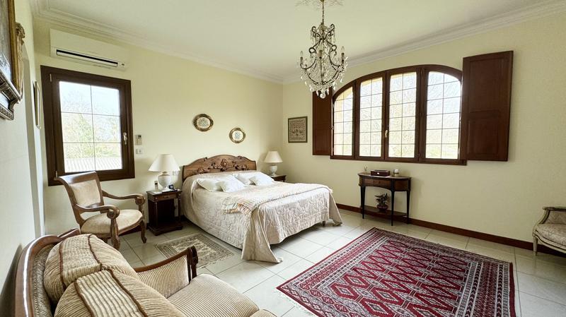 Propriété - 300 m² - 8 pièces