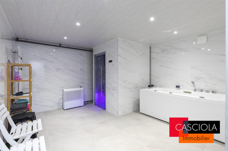 Maison - 216 m² - 7 pièces