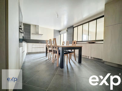 Maison - 235 m² - 10 pièces