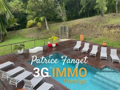 Maison - 236 m² - 8 pièces