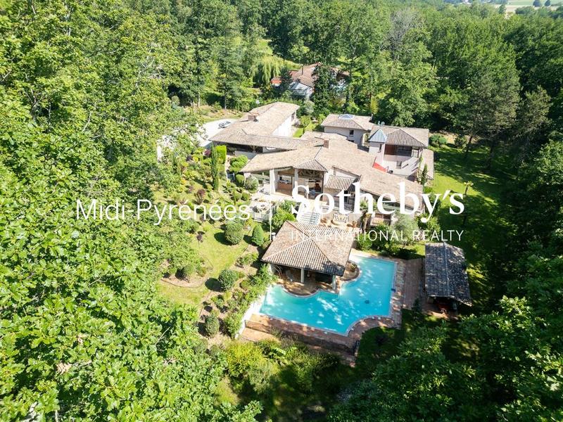 Maison - 661 m² - 19 pièces