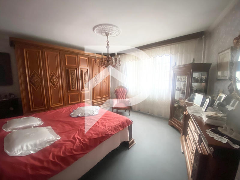 Maison - 330 m² - 10 pièces