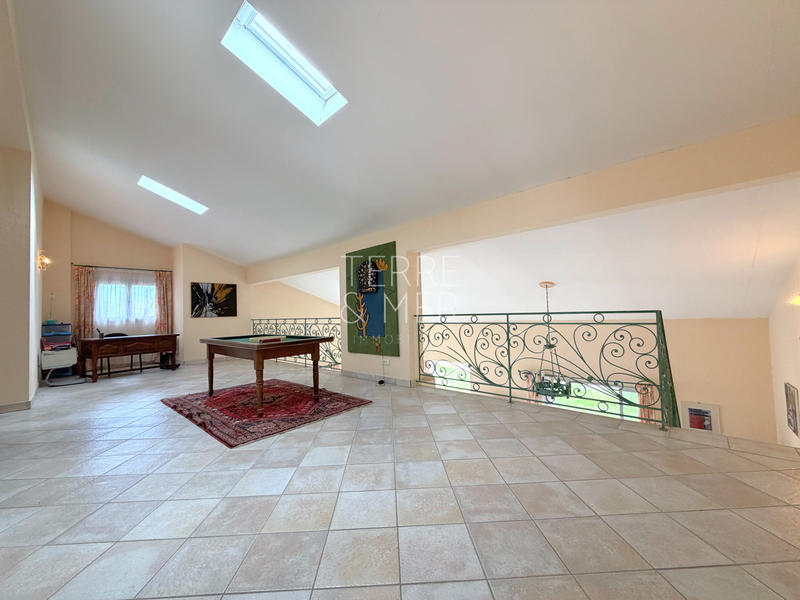 Maison - 240 m² - 7 pièces