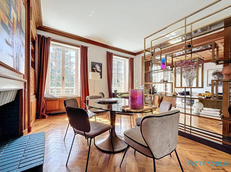 Maison - 300 m² - 8 pièces