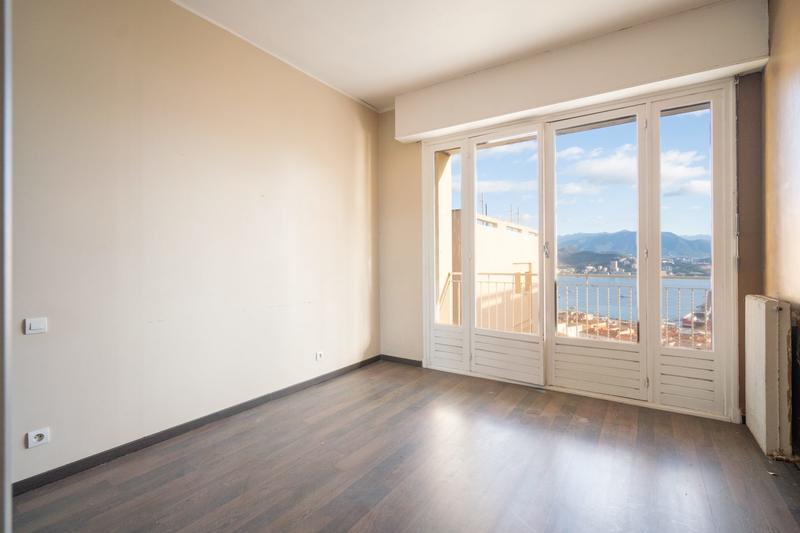 Appartement - 93 m² - 4 pièces